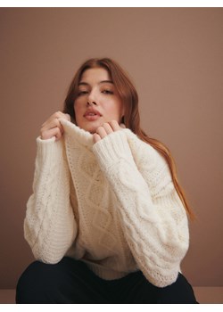 Reserved - Sweter z dekoracyjnym splotem - kremowy ze sklepu Reserved w kategorii Swetry damskie - zdjęcie 173767088