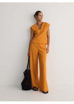 Reserved - Luźne spodnie w prążki - pomarańczowy ze sklepu Reserved w kategorii Spodnie damskie - zdjęcie 173771637