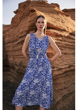Wzorzysta sukienka midi niebieska ze sklepu Moodo.pl w kategorii Sukienki - zdjęcie 173772696