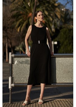 Gładka sukienka midi czarna ze sklepu Moodo.pl w kategorii Sukienki - zdjęcie 173772718