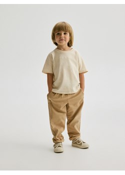Reserved - Bawełniane spodnie chino - beżowy ze sklepu Reserved w kategorii Spodnie i półśpiochy - zdjęcie 173774627