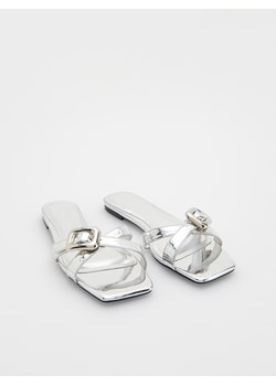 Reserved - Metaliczne klapki - srebrny ze sklepu Reserved w kategorii Klapki damskie - zdjęcie 173778365