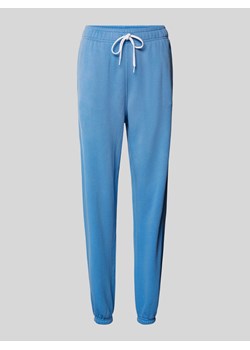 Spodnie dresowe o kroju regular fit z wyhaftowanym logo ze sklepu Peek&Cloppenburg  w kategorii Spodnie damskie - zdjęcie 173779739