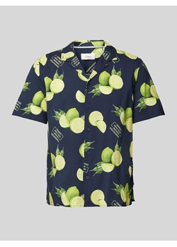 Koszula casualowa o kroju resort fit z nadrukiem z motywem i napisem ze sklepu Peek&Cloppenburg  w kategorii Koszule męskie - zdjęcie 173780025