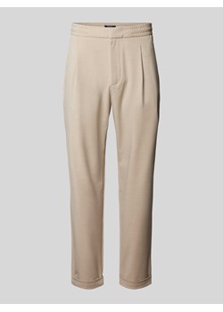 Spodnie materiałowe o kroju tapered fit z kieszeniami z tyłu ze sklepu Peek&Cloppenburg  w kategorii Spodnie męskie - zdjęcie 173780359