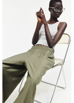 H & M - Szerokie kreszowane spodnie - Zielony ze sklepu H&M w kategorii Spodnie damskie - zdjęcie 173780599