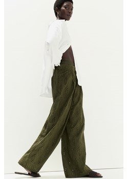 H & M - Spodnie z haftem angielskim - Zielony ze sklepu H&M w kategorii Spodnie damskie - zdjęcie 173780679