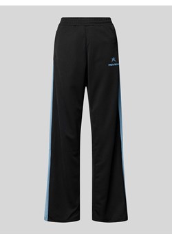 Spodnie dresowe o kroju regular fit z bocznymi listwami na zatrzaski ze sklepu Peek&Cloppenburg  w kategorii Spodnie damskie - zdjęcie 173786638