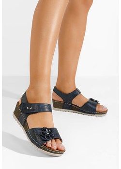Granatowe sandały na koturnie Eliasea ze sklepu Zapatos w kategorii Sandały damskie - zdjęcie 173792006