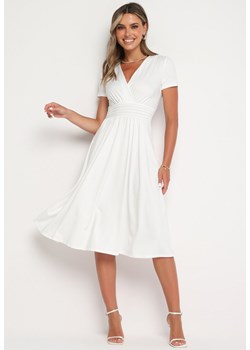 Biała Taliowana Sukienka z Dekoltem na Zakładkę Quimadea ze sklepu Born2be Odzież w kategorii Sukienki - zdjęcie 173792985