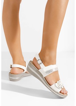 Białe sandały na niskim koturnie Perira ze sklepu Zapatos w kategorii Sandały damskie - zdjęcie 173795677