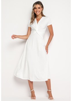Biała Taliowana Sukienka z Ozdobnym Węzłem w Talii i Dekoltem w Serek Selvitela ze sklepu Born2be Odzież w kategorii Sukienki - zdjęcie 173801445