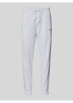Spodnie dresowe z nadrukiem z logo ze sklepu Peek&Cloppenburg  w kategorii Spodnie męskie - zdjęcie 173803046