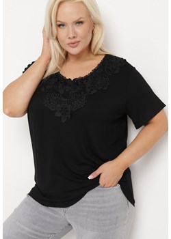 Czarny Klasyczny T-shirt z Koronką przy Dekolcie Fioma ze sklepu Born2be Odzież w kategorii Bluzki damskie - zdjęcie 173804137