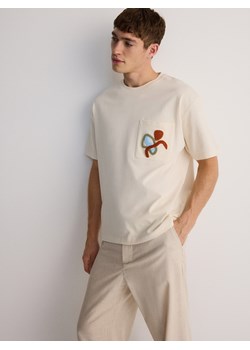 Reserved - T-shirt boxy z kieszonką - beżowy ze sklepu Reserved w kategorii T-shirty męskie - zdjęcie 173809277