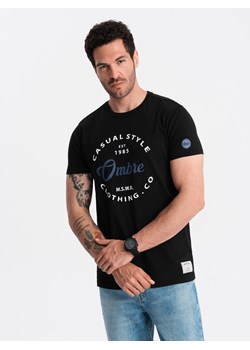 T-shirt męski z nadrukiem Ombre Casual Style – czarny V2 OM-TSPT-0144 ze sklepu ombre w kategorii T-shirty męskie - zdjęcie 173814335