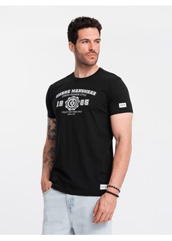 T-shirt męski z nadrukiem w stylu college – czarny V2 OM-TSPT-0137 ze sklepu ombre w kategorii T-shirty męskie - zdjęcie 173814367