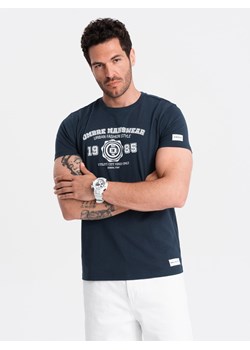 T-shirt męski z nadrukiem w stylu college – granatowy V3 OM-TSPT-0137 ze sklepu ombre w kategorii T-shirty męskie - zdjęcie 173814396