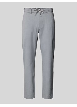 Spodnie materiałowe o kroju tapered fit z kieszeniami z tyłu ze sklepu Peek&Cloppenburg  w kategorii Spodnie męskie - zdjęcie 173815925