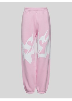 Spodnie dresowe z nadrukiem z logo ze sklepu Peek&Cloppenburg  w kategorii Spodnie damskie - zdjęcie 173816326
