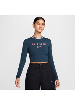 Damska koszulka o skróconym dopasowanym kroju z długim rękawem i grafiką Nike Sportswear Chill Knit - Niebieski ze sklepu Nike poland w kategorii Bluzki damskie - zdjęcie 173816476