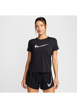 Damska koszulka do biegania z krótkim rękawem i grafiką Dri-FIT Nike One - Czerń ze sklepu Nike poland w kategorii Bluzki damskie - zdjęcie 173816478