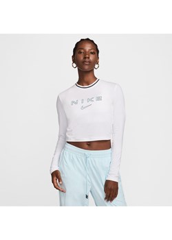 Damska koszulka o skróconym dopasowanym kroju z długim rękawem i grafiką Nike Sportswear Chill Knit - Biel ze sklepu Nike poland w kategorii Bluzki damskie - zdjęcie 173816557