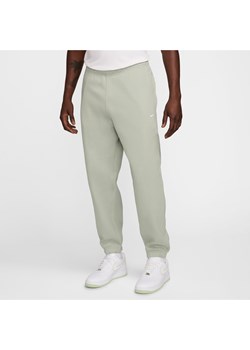 Męskie spodnie z dzianiny Nike Solo Swoosh - Zieleń ze sklepu Nike poland w kategorii Spodnie męskie - zdjęcie 173816596