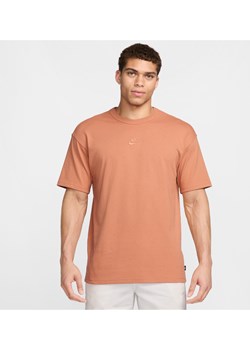 T-shirt męski Nike Sportswear Premium Essentials - Brązowy ze sklepu Nike poland w kategorii T-shirty męskie - zdjęcie 173816677