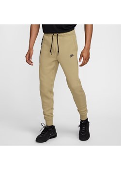 Joggery męskie Nike Sportswear Tech Fleece - Brązowy ze sklepu Nike poland w kategorii Spodnie męskie - zdjęcie 173816817