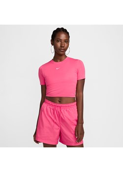 Damski T-shirt o krótkim dopasowanym kroju Nike Sportswear Essential - Różowy ze sklepu Nike poland w kategorii Bluzki damskie - zdjęcie 173816926