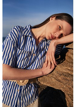 Koszula w paski zapinana na guziki z kieszeniami niebieska ze sklepu Moodo.pl w kategorii Koszule damskie - zdjęcie 173822655