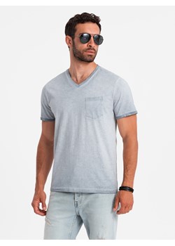 T-shirt męski V-neck o pręgowanej strukturze z kieszonką – szary V8 OM-TSCT-22SS-002 ze sklepu ombre w kategorii T-shirty męskie - zdjęcie 173825345