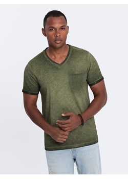Męski t-shirt V-neck o pręgowanej strukturze z kieszonką – oliwkowy V9 OM-TSCT-22SS-002 ze sklepu ombre w kategorii T-shirty męskie - zdjęcie 173825359