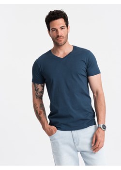 Klasyczna męska bawełniana koszulka z dekoltem w serek BASIC – ciemnoniebieska V13 OM-TSBS-0145 ze sklepu ombre w kategorii T-shirty męskie - zdjęcie 173825375