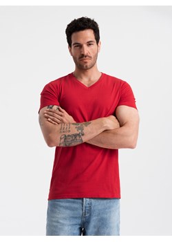 Męska klasyczna bawełniana koszulka z dekoltem w serek BASIC – czerwona V14 OM-TSBS-0145 ze sklepu ombre w kategorii T-shirty męskie - zdjęcie 173825389