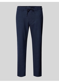 Spodnie materiałowe o kroju tapered fit z kieszeniami z tyłu ze sklepu Peek&Cloppenburg  w kategorii Spodnie męskie - zdjęcie 173833519