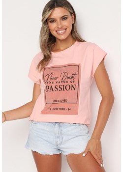 Jasnoróżowy T-shirt z Bawełny Ozdobiony Cyrkoniami i Napisem Hilonea ze sklepu Born2be Odzież w kategorii Bluzki damskie - zdjęcie 173841339