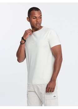 Męska bawełniana koszulka z delikatnym haftem – kremowa V2 OM-TSCT-0170 ze sklepu ombre w kategorii T-shirty męskie - zdjęcie 173841705