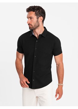 Dzianinowa koszula męska slim fit z krótkim rękawem i kołnierzykiem – czarna V4 OM-SHSS-0100 ze sklepu ombre w kategorii Koszule męskie - zdjęcie 173841715