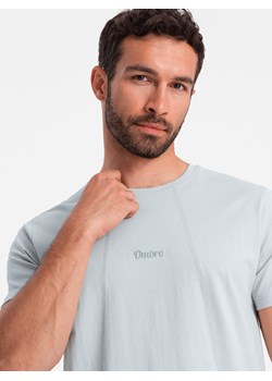 Bawełniana męska koszulka z delikatnym haftem – jasnoszara V4 OM-TSCT-0170 ze sklepu ombre w kategorii T-shirty męskie - zdjęcie 173841725