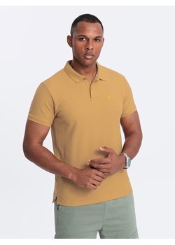Męska jednokolorowa koszulka polo BASIC z dzianiny pique - musztardowa V8 OM-POBS-0100 ze sklepu ombre w kategorii T-shirty męskie - zdjęcie 173848179