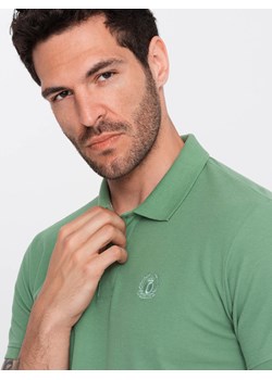 Męska jednokolorowa koszulka polo BASIC z dzianiny pique - zielona V11 OM-POBS-0100 ze sklepu ombre w kategorii T-shirty męskie - zdjęcie 173848215