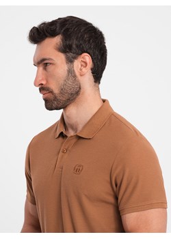 Męska koszulka polo jednokolorowa BASIC z dzianiny pique - brązowa V23 OM-POBS-0100 ze sklepu ombre w kategorii T-shirty męskie - zdjęcie 173848217