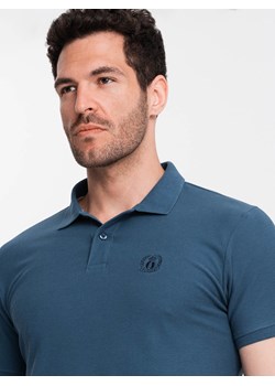 Jednokolorowa koszulka polo męska BASIC z dzianiny pique - ciemnoniebieska V13 OM-POBS-0100 ze sklepu ombre w kategorii T-shirty męskie - zdjęcie 173848248