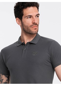 Jednokolorowa koszulka męska polo BASIC z dzianiny pique - grafitowa V3 OM-POBS-0100 ze sklepu ombre w kategorii T-shirty męskie - zdjęcie 173848259