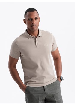 Jednokolorowa koszulka męska polo BASIC z dzianiny pique - ciemnobeżowa V5 OM-POBS-0100 ze sklepu ombre w kategorii T-shirty męskie - zdjęcie 173848289