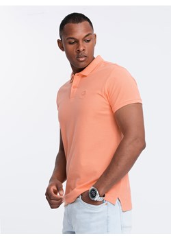 Męska koszulka polo jednokolorowa BASIC z dzianiny pique - brzoskwiniowa V19 OM-POBS-0100 ze sklepu ombre w kategorii T-shirty męskie - zdjęcie 173848328