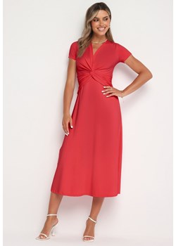 Czerwona Taliowana Sukienka z Ozdobnym Węzłem w Talii i Dekoltem w Serek Selvitela ze sklepu Born2be Odzież w kategorii Sukienki - zdjęcie 173856725
