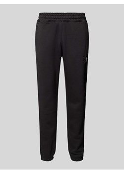 Spodnie dresowe o kroju tapered fit z wyhaftowanym logo ze sklepu Peek&Cloppenburg  w kategorii Spodnie męskie - zdjęcie 173857038